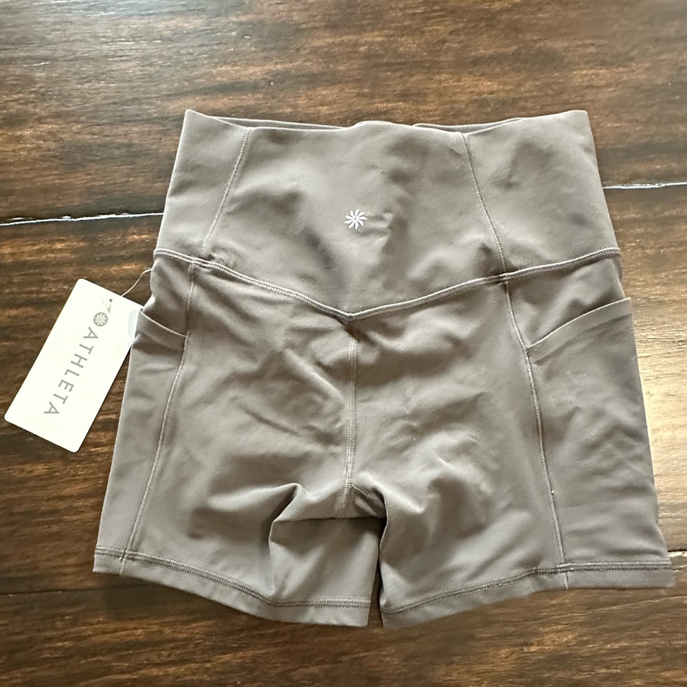 Athleta salutation stash 5” short size S
